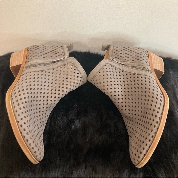 LUCKY BRAND Sz 8 Basel Laser Cutouts Western Boho Style Stacked  Heel Booties - Picture 5 of 11